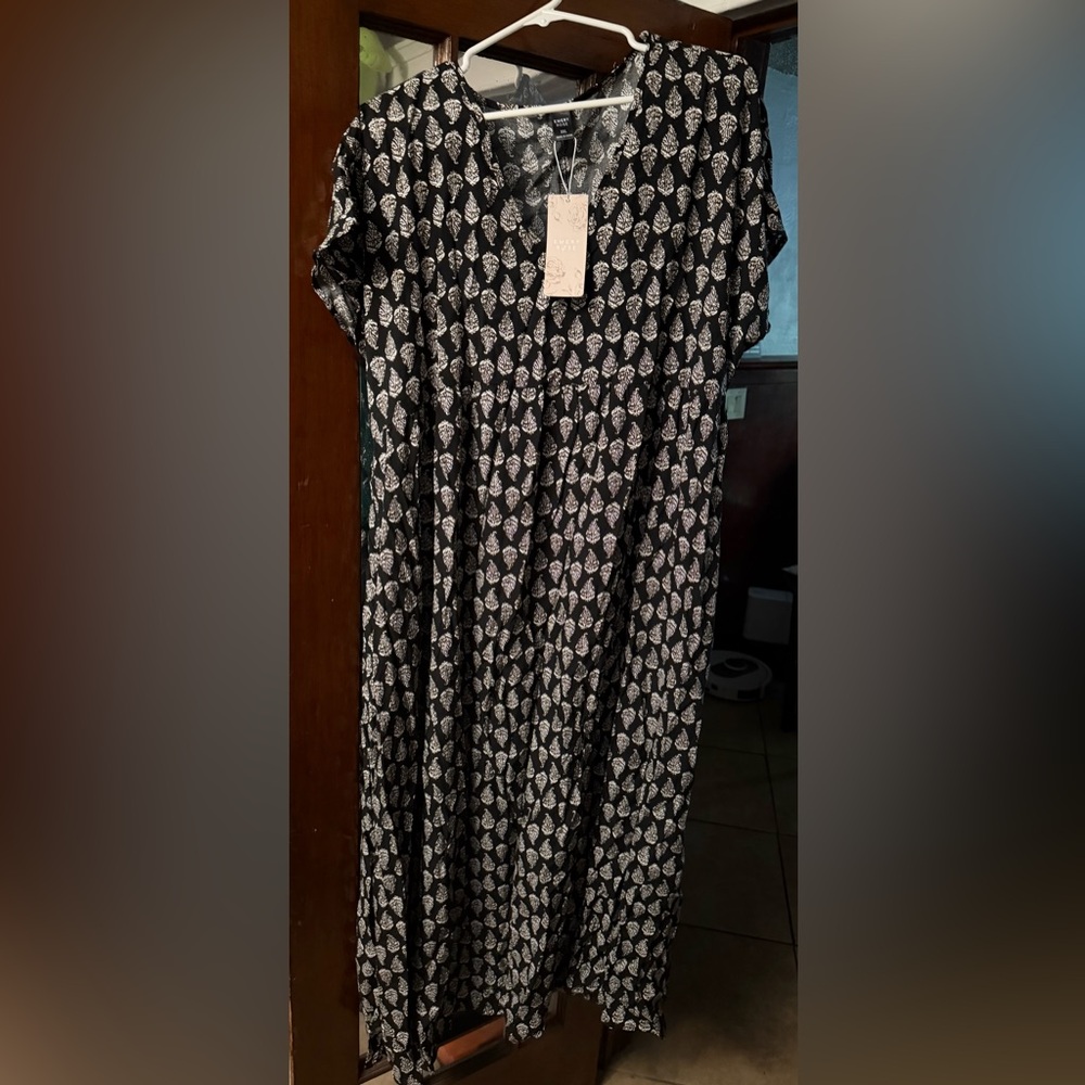 Chic Black and White Leaf Print Maxi Dress